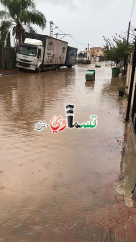 فينيتسيا المثلث ... مواطنون يتنقلون بالقوارب في شوارع قلنسوة بعد غرقها بسبب الامطار الغزيرة